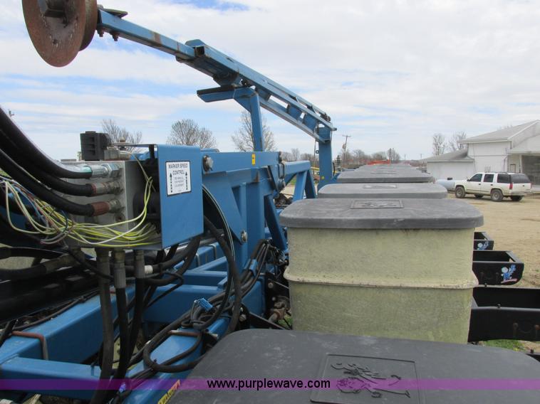 image for item K2108 1999 Kinze 2600 interplant planter