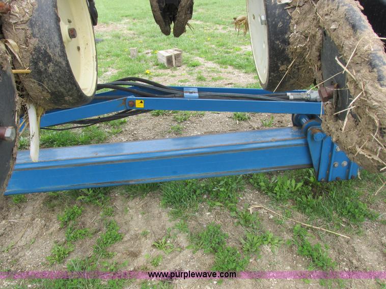 image for item K2108 1999 Kinze 2600 interplant planter