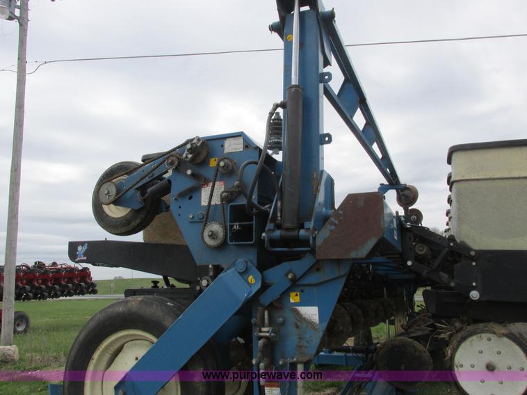 image for item K2108 1999 Kinze 2600 interplant planter