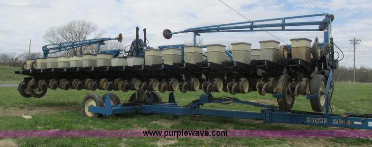 image for item K2108 1999 Kinze 2600 interplant planter