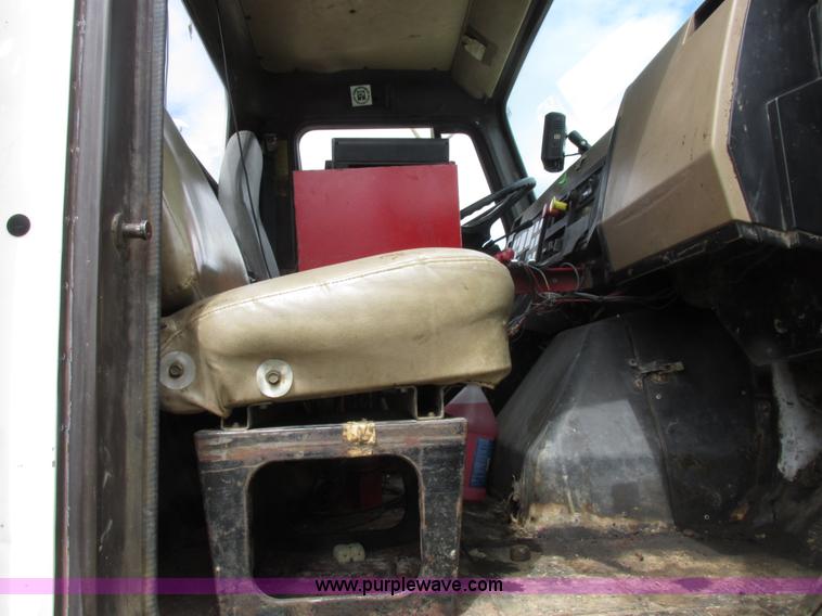 image for item K2109 1990 International 7100 self-propelled sprayer