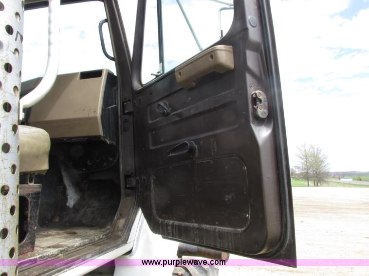 image for item K2109 1990 International 7100 self-propelled sprayer