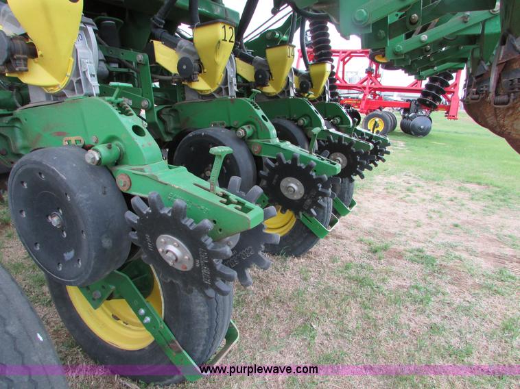 image for item K2558 2005 John Deere 1790 CCS split row no-till planter