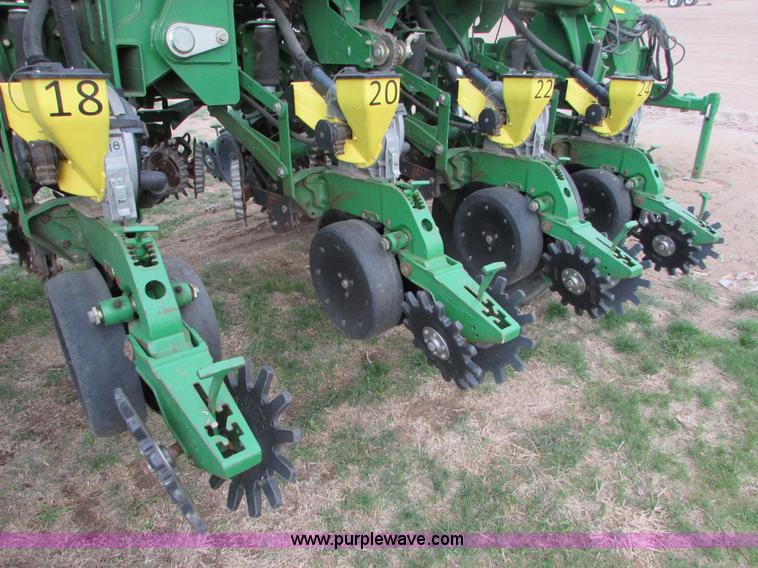 image for item K2558 2005 John Deere 1790 CCS split row no-till planter