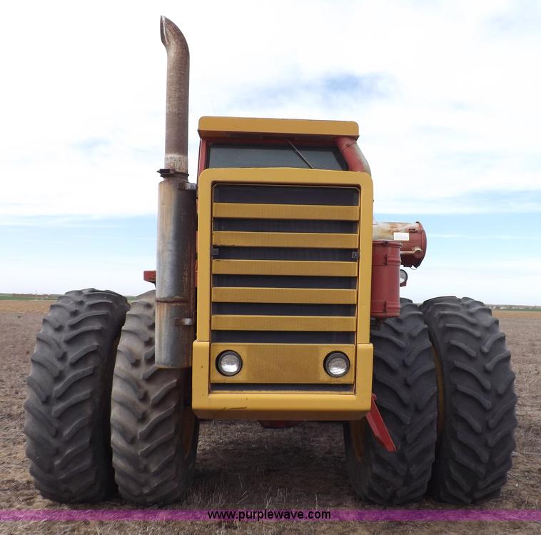 image for item K3821 1977 Versatile 800 Series 2 4WD tractor