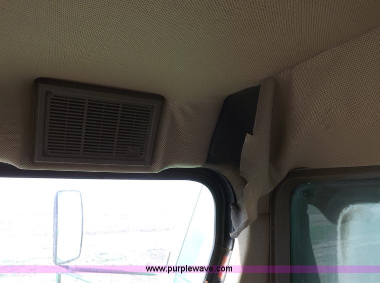 image for item K3831 1997 John Deere 9600 combine