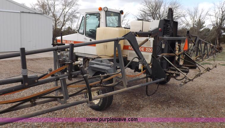 image for item K3846 Melroe Spra-Coupe 220 self-propelled sprayer