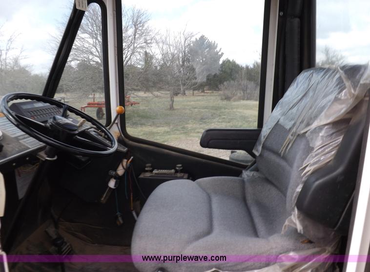 image for item K3846 Melroe Spra-Coupe 220 self-propelled sprayer