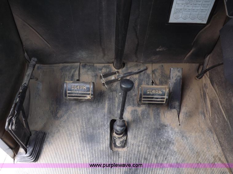 image for item K3846 Melroe Spra-Coupe 220 self-propelled sprayer