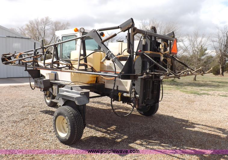 image for item K3846 Melroe Spra-Coupe 220 self-propelled sprayer