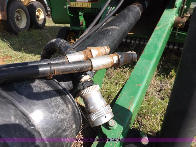 image for item K3866 1999 John Deere 566 round baler