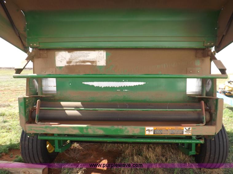 image for item K3866 1999 John Deere 566 round baler