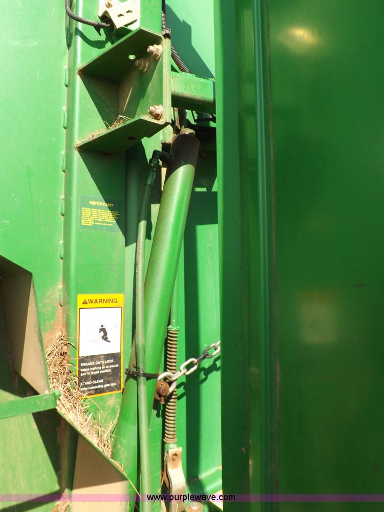 image for item K3866 1999 John Deere 566 round baler