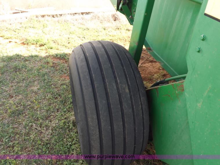 image for item K3866 1999 John Deere 566 round baler
