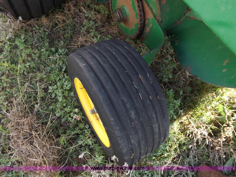 image for item K3866 1999 John Deere 566 round baler