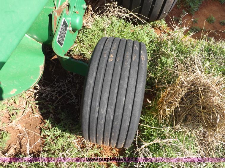 image for item K3866 1999 John Deere 566 round baler