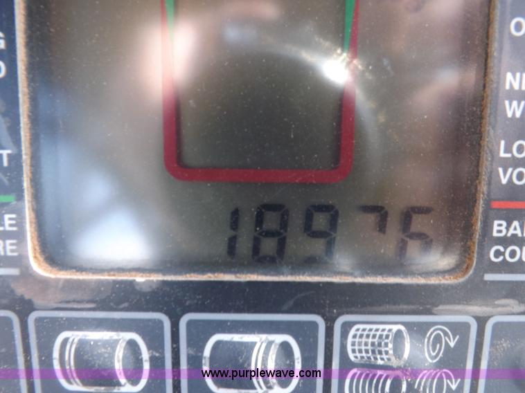 image for item K3866 1999 John Deere 566 round baler