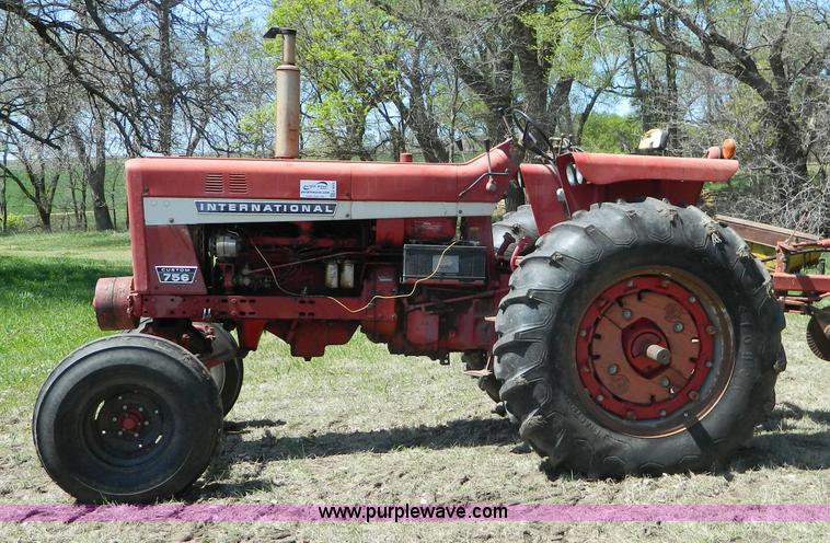 image for item K8053 1969 International 756 tractor