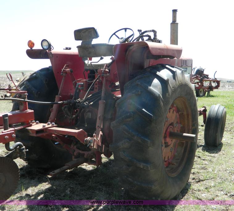 image for item K8053 1969 International 756 tractor