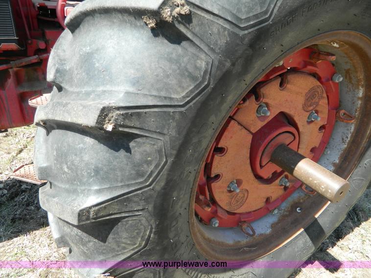 image for item K8053 1969 International 756 tractor