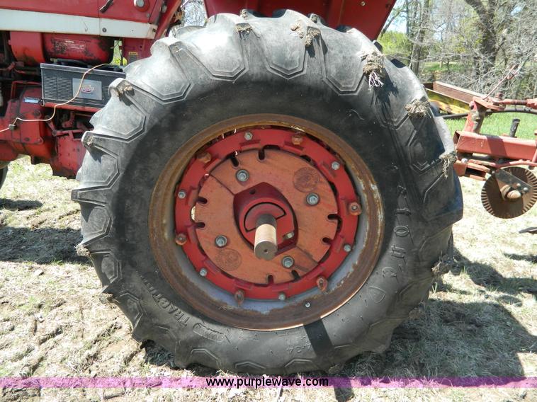 image for item K8053 1969 International 756 tractor