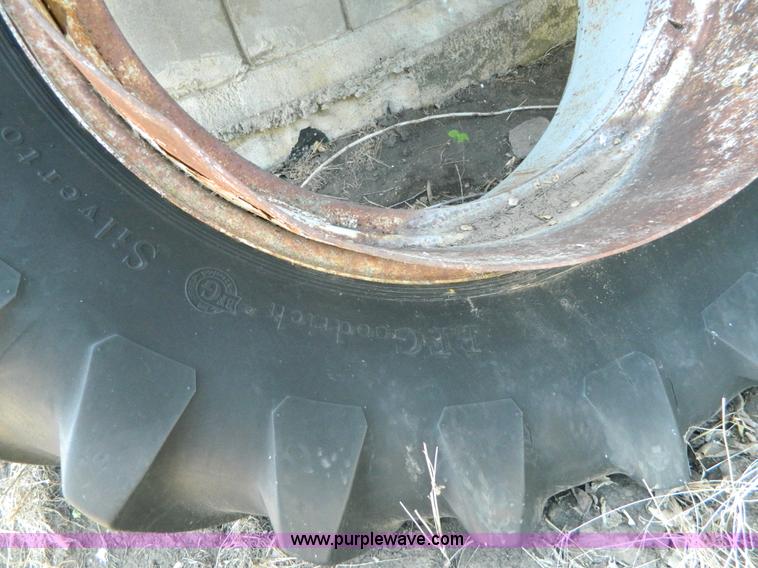 image for item K8053 1969 International 756 tractor