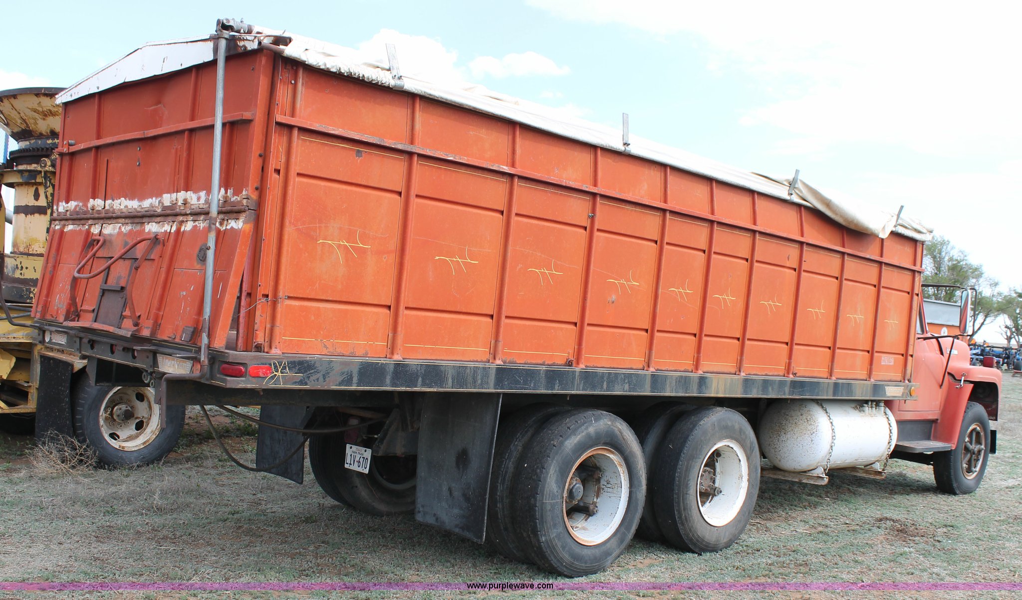 1975 International Loadstar 1800 grain truck in Dalhart, TX Item