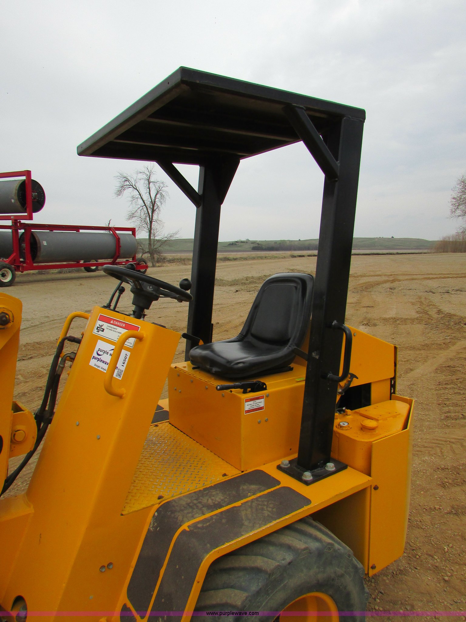 1997 Swinger 2000 wheel loader in picture
