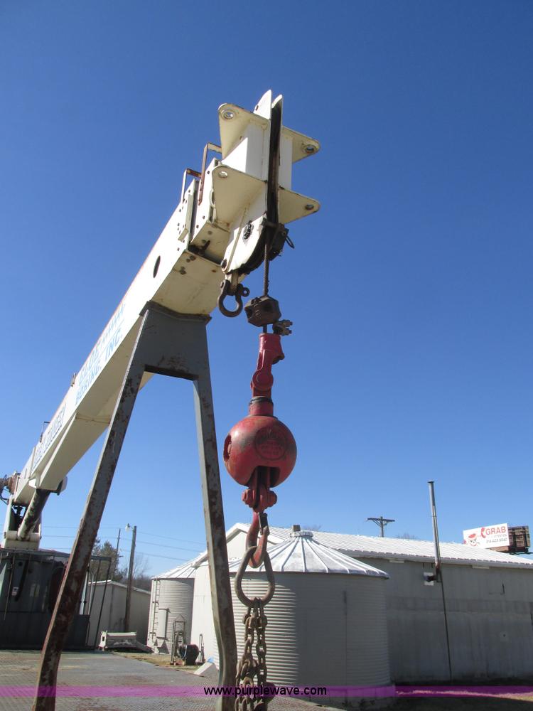 image for item H7553 2000 Sterling L7500 crane truck