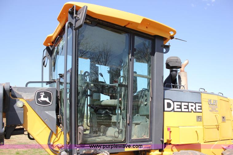 image for item I1748 2006 John Deere 672D articulated motor grader