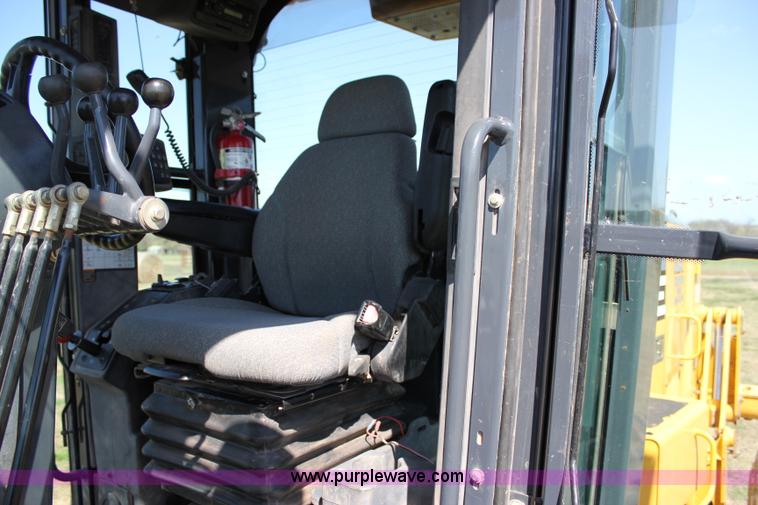 image for item I1748 2006 John Deere 672D articulated motor grader