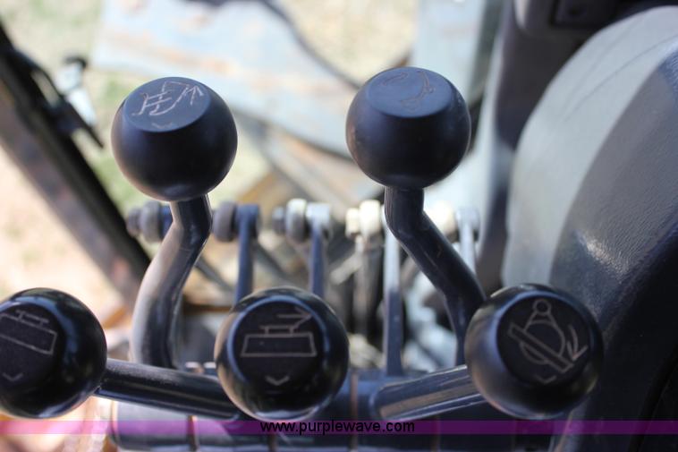 image for item I1748 2006 John Deere 672D articulated motor grader