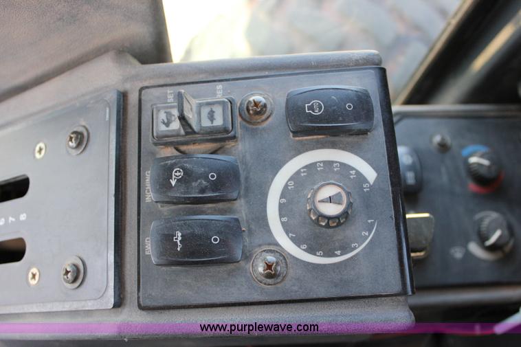 image for item I1748 2006 John Deere 672D articulated motor grader