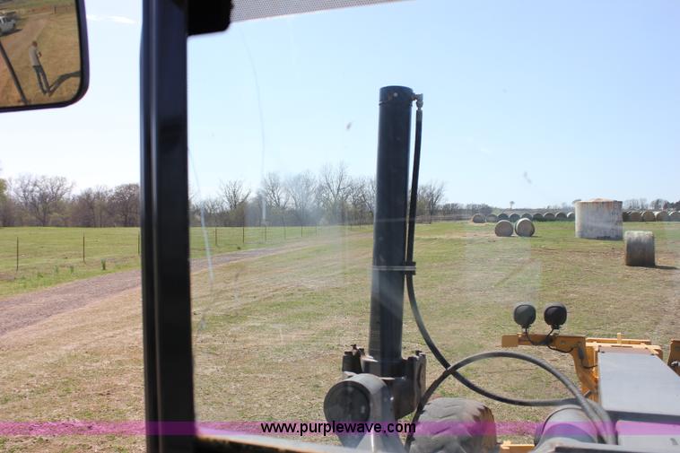 image for item I1748 2006 John Deere 672D articulated motor grader