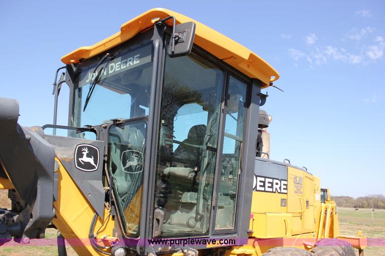 image for item I1748 2006 John Deere 672D articulated motor grader