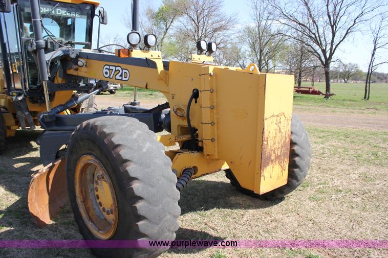 image for item I1748 2006 John Deere 672D articulated motor grader