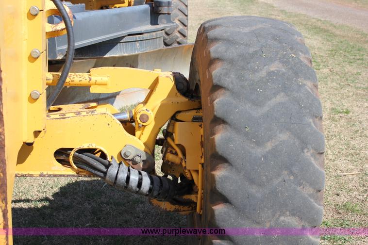 image for item I1748 2006 John Deere 672D articulated motor grader