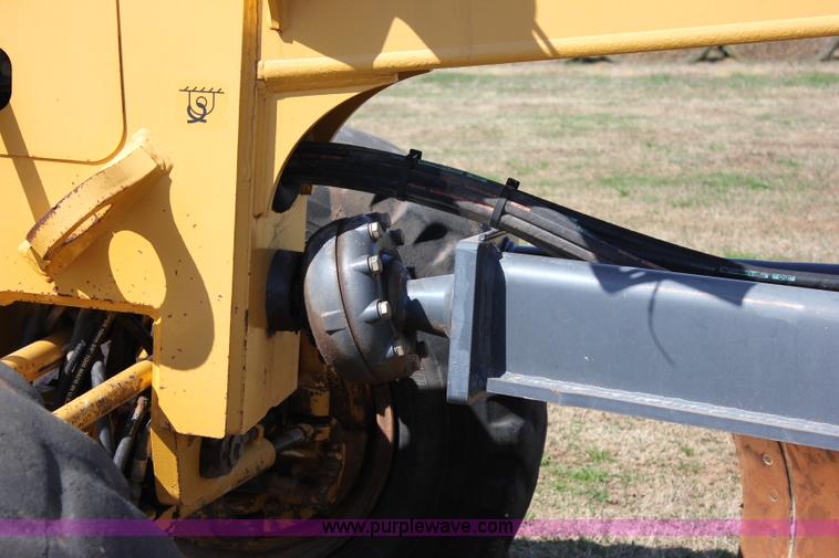 image for item I1748 2006 John Deere 672D articulated motor grader