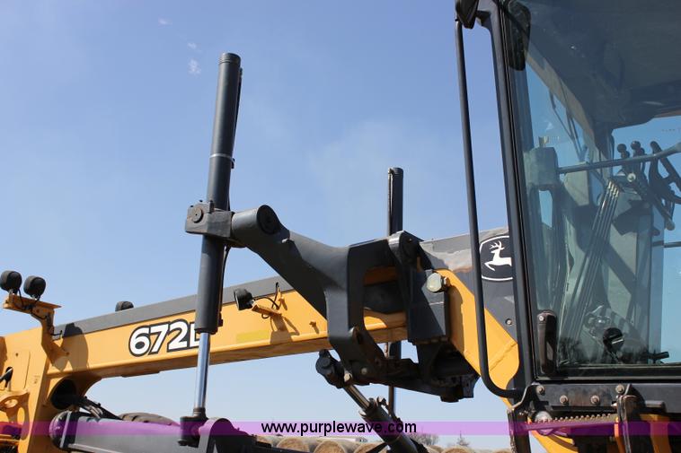 image for item I1748 2006 John Deere 672D articulated motor grader