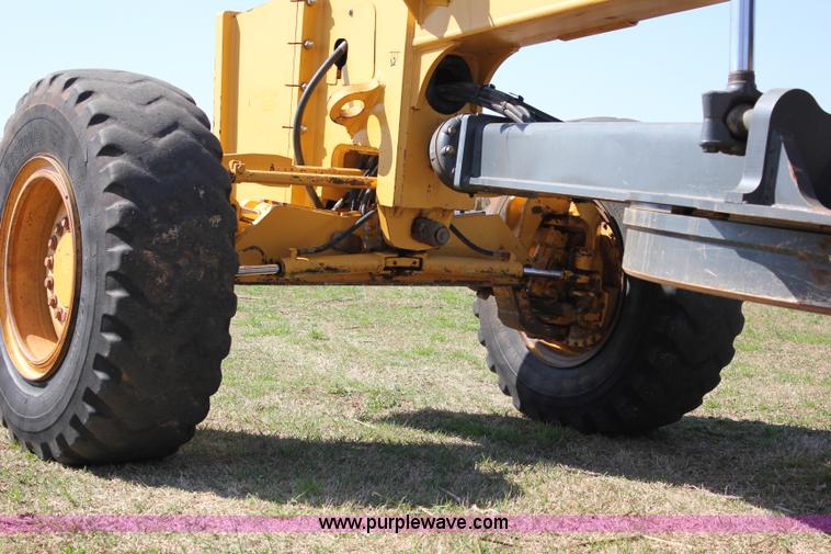 image for item I1748 2006 John Deere 672D articulated motor grader