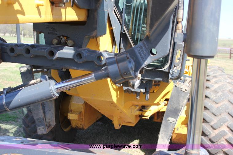 image for item I1748 2006 John Deere 672D articulated motor grader