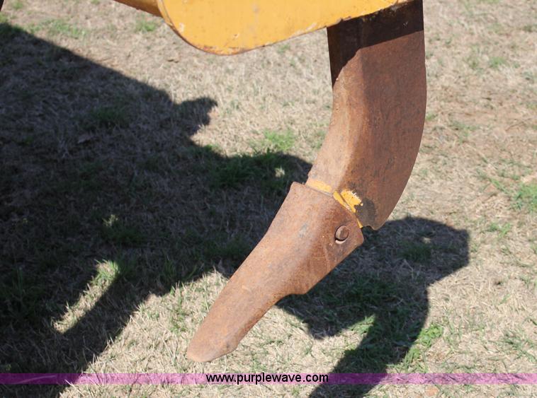 image for item I1748 2006 John Deere 672D articulated motor grader