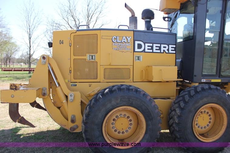 image for item I1748 2006 John Deere 672D articulated motor grader