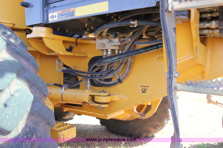 image for item I1748 2006 John Deere 672D articulated motor grader