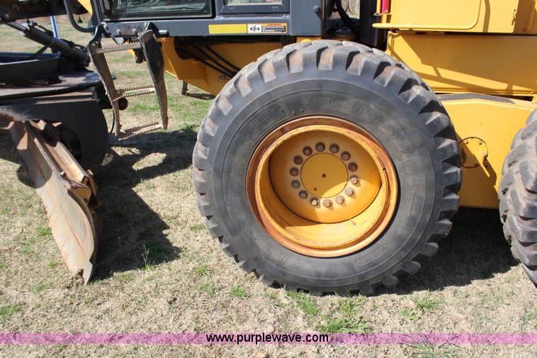 image for item I1748 2006 John Deere 672D articulated motor grader