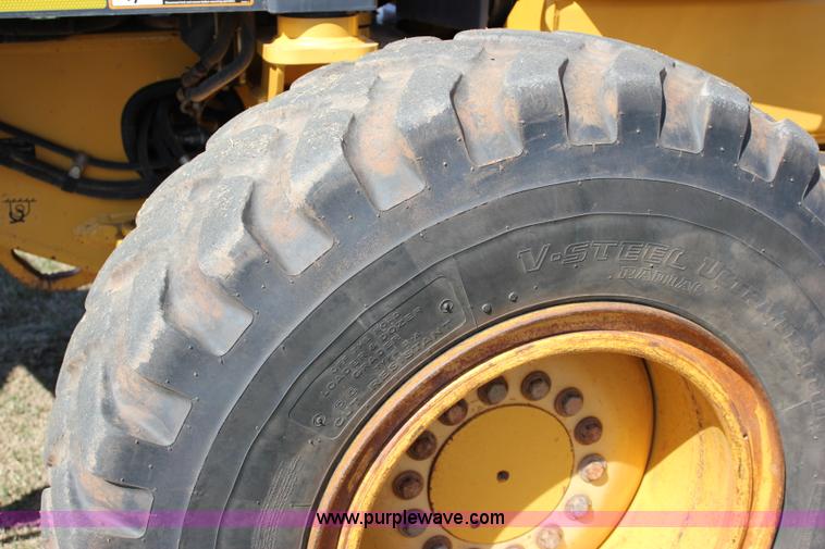 image for item I1748 2006 John Deere 672D articulated motor grader