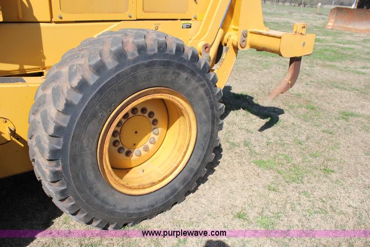 image for item I1748 2006 John Deere 672D articulated motor grader