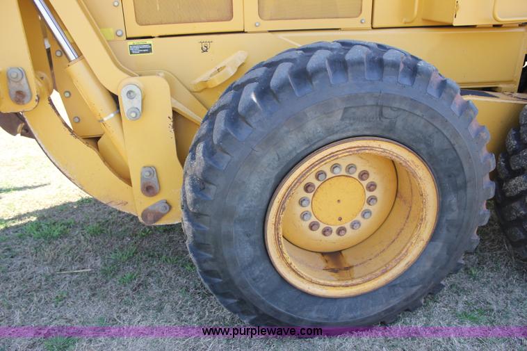 image for item I1748 2006 John Deere 672D articulated motor grader