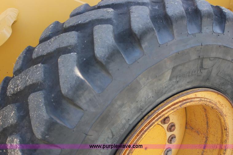 image for item I1748 2006 John Deere 672D articulated motor grader