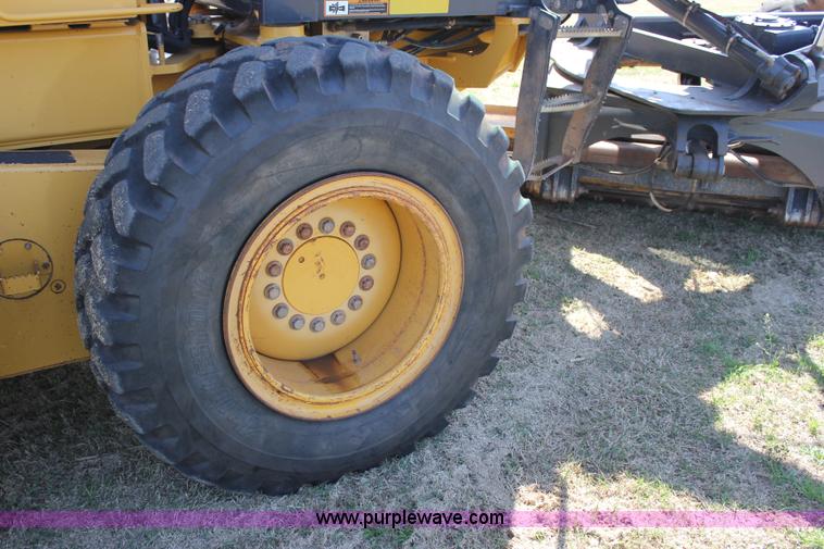 image for item I1748 2006 John Deere 672D articulated motor grader
